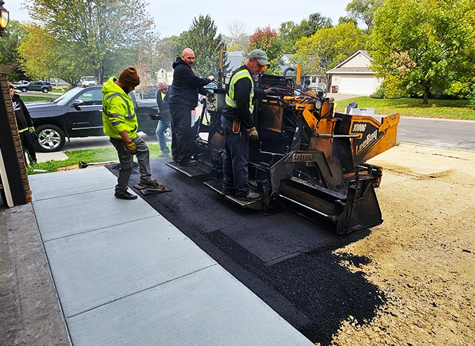 http://Installing%20asphalt%20driveway